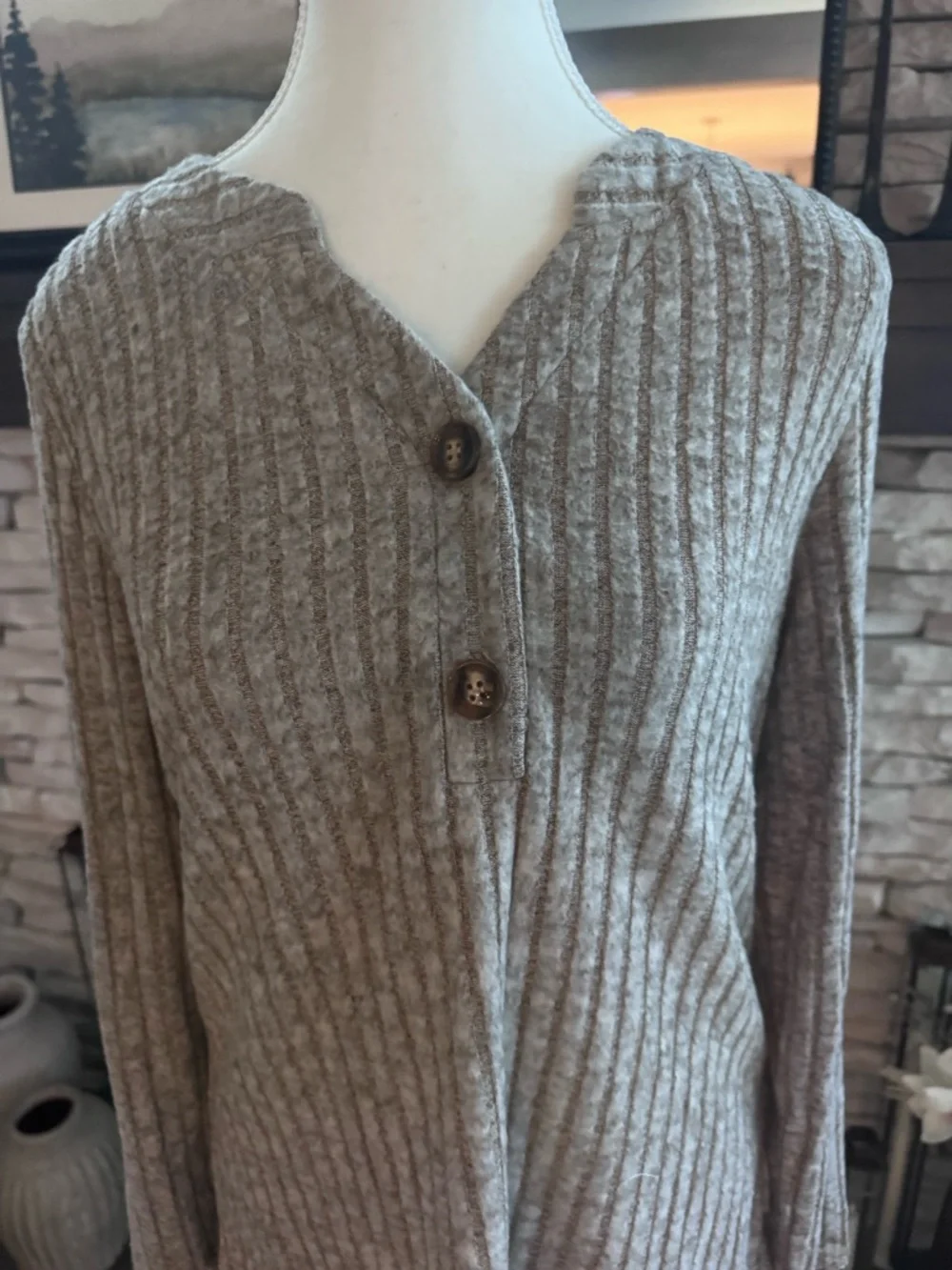 BRAND NEW Women’s Small Cozy Ribbed Sweater in Taupe - Picture 4 of 9